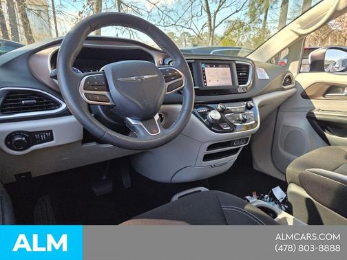 Bright White Clearcoat 2022 Chrysler Voyager LX