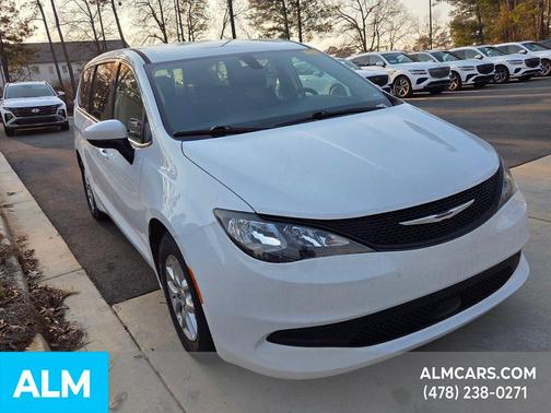 2022 Chrysler Voyager LX