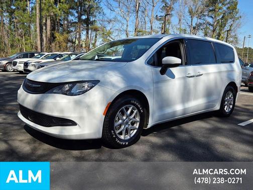 2022 Chrysler Voyager LX