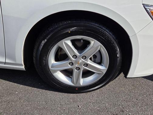 Summit White 2024 Chevrolet Malibu LT