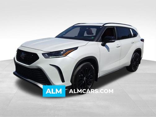 White 2024 Toyota Highlander XLE