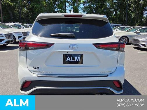 White 2024 Toyota Highlander XLE