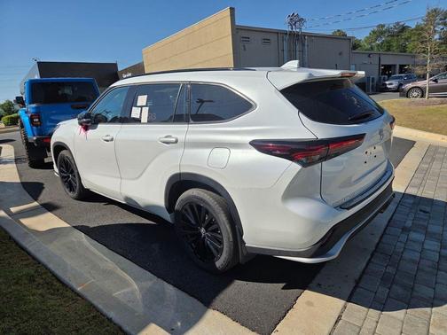 White 2024 Toyota Highlander XLE