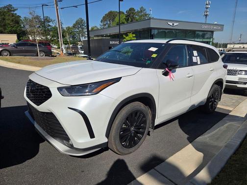 White 2024 Toyota Highlander XLE