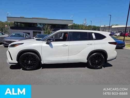 White 2024 Toyota Highlander XLE