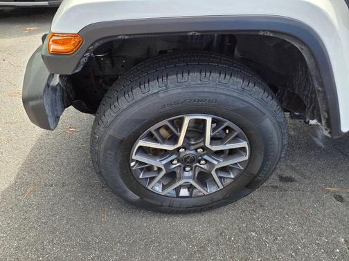 Bright White Clearcoat 2025 Jeep Wrangler Sahara
