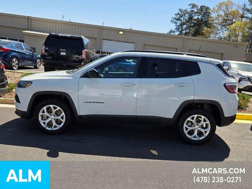 Bright White Clearcoat 2024 Jeep Compass Latitude