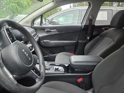 Glacial White Pearl 2025 Kia Sportage LX