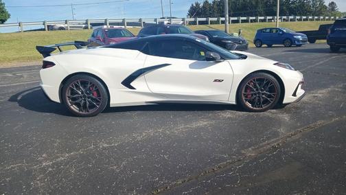 White Pearl Metallic Tricoat 2023 Chevrolet Corvette Stingray w/3LT