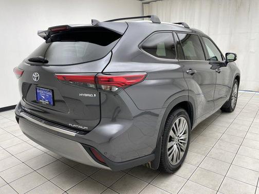 2022 Toyota Highlander Hybrid Platinum