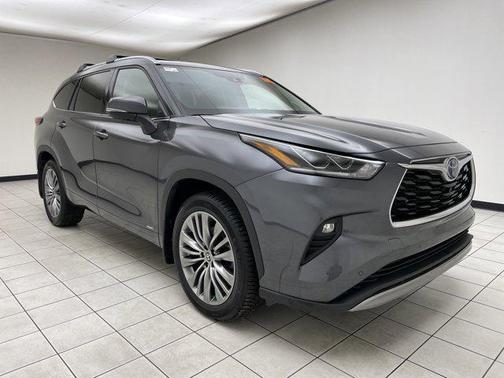 2022 Toyota Highlander Hybrid Platinum