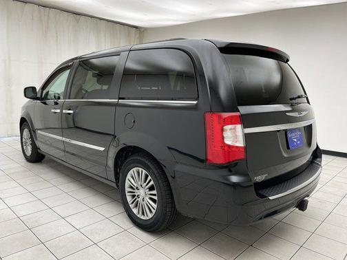 2016 Chrysler Town & Country Touring-L