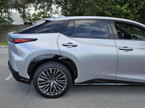 2023 Lexus RZ 450e Luxury