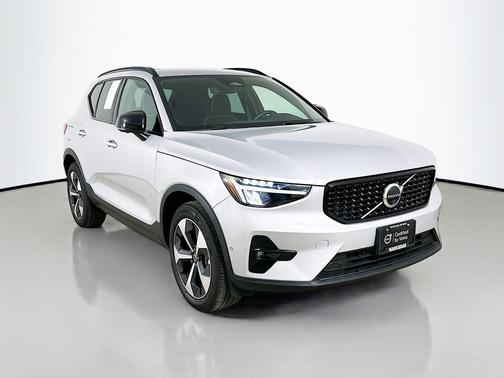 Silver Dawn Metallic 2025 Volvo XC40 B5 Plus Dark Theme