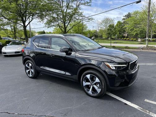 2025 Volvo XC40 B5 Core Bright Theme