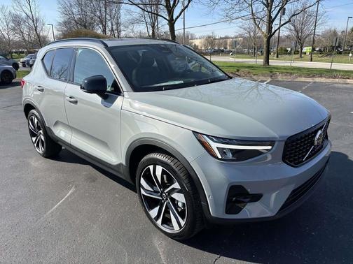 Vapour Grey Metallic 2026 Volvo XC40 Plus, B5 AWD Gas (mild hybrid), Dark
