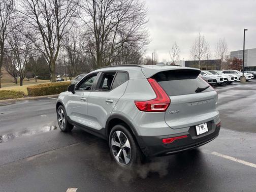 2026 Volvo XC40 Plus, B5 AWD Gas (mild hybrid), Dark