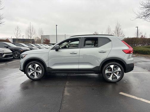 2026 Volvo XC40 Plus, B5 AWD Gas (mild hybrid), Dark