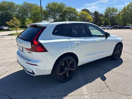 Crystal White Metallic 2026 Volvo XC60 B5 Ultra Black Edition