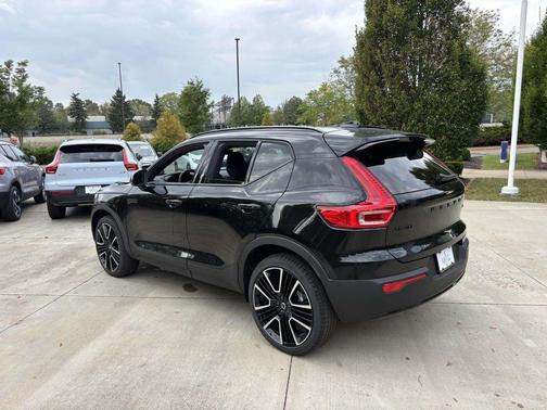 2026 Volvo XC40 Black Edition Ultra, B5 AWD Gas (mild hybrid)