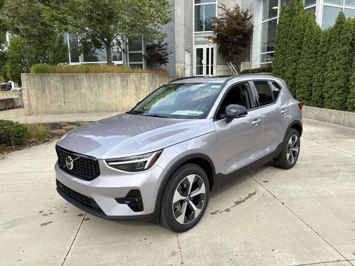 2026 Volvo XC40 Plus, B5 AWD Gas (mild hybrid), Dark
