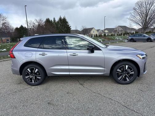 Aurora Silver 2026 Volvo XC60 B5 Plus