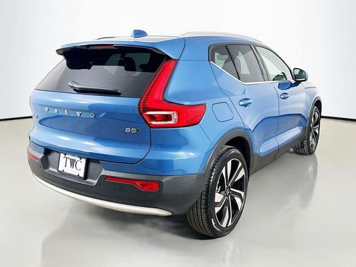 Fjord Blue Metallic 2025 Volvo XC40 B5 Ultra Bright Theme