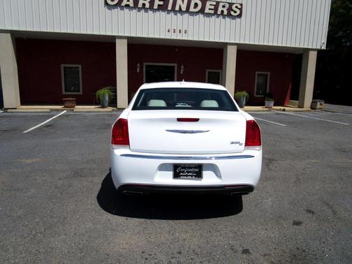 Photo 5 of 31 of 2017 Chrysler 300C Base