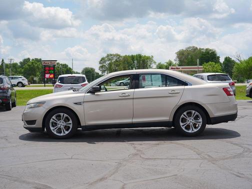 White Gold Metallic 2018 Ford Taurus SE