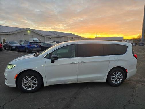 2024 Chrysler Pacifica Touring-L