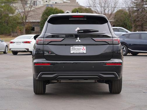 Black Diamond 2026 Mitsubishi Outlander ES