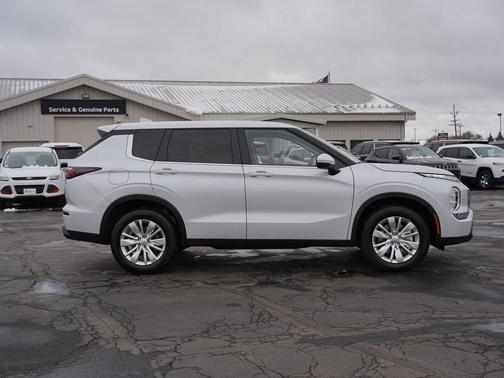 White Diamond 2026 Mitsubishi Outlander ES