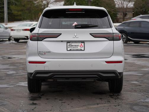 White Diamond 2026 Mitsubishi Outlander ES