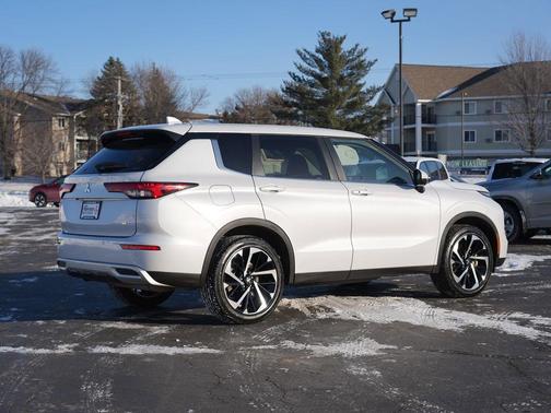 2024 Mitsubishi Outlander SE