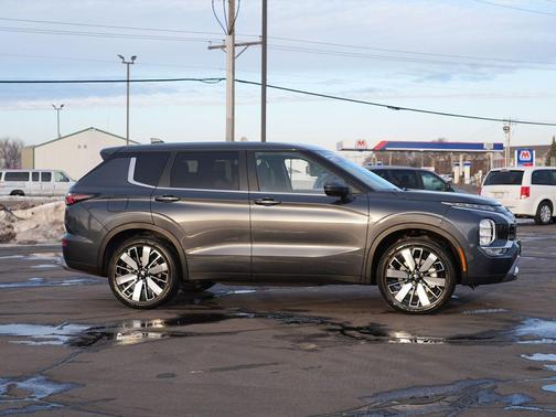 Graphite Gray 2026 Mitsubishi Outlander SE