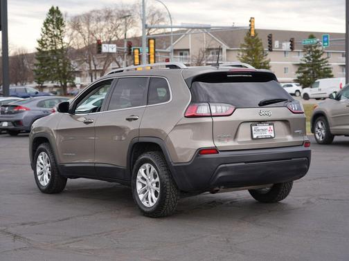 Light Brownstone Pearlcoat 2019 Jeep Cherokee Latitude