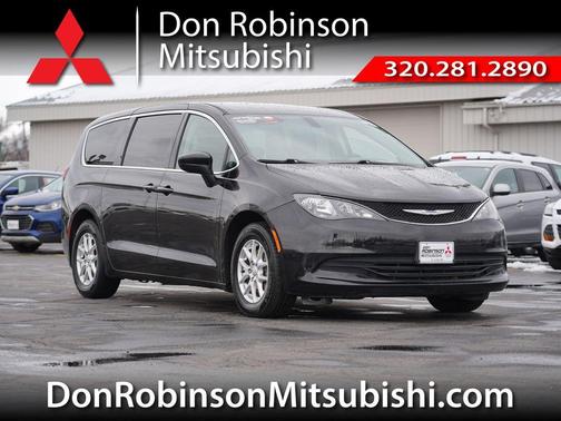 Brilliant Black Crystal Pearlcoat 2020 Chrysler Voyager LX