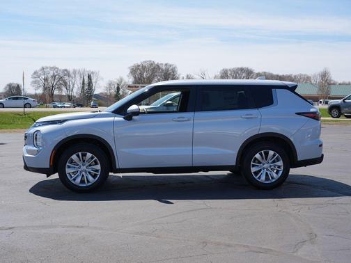 White Diamond 2026 Mitsubishi Outlander ES