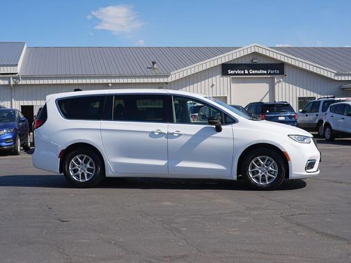 2024 Chrysler Pacifica Touring-L