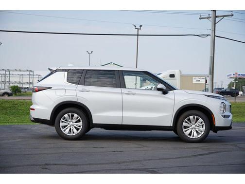 2025 Mitsubishi Outlander ES