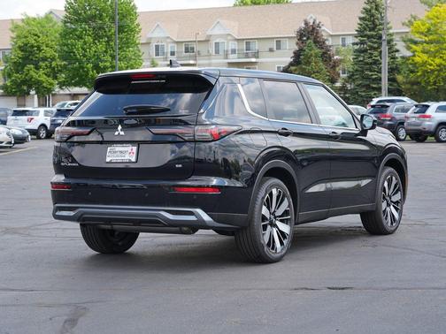 Labrador Black 2026 Mitsubishi Outlander SE