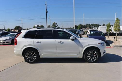 2017 Volvo XC90 T6 Momentum