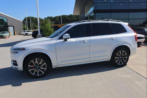 2017 Volvo XC90 T6 Momentum