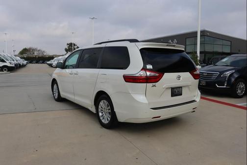2017 Toyota Sienna XLE