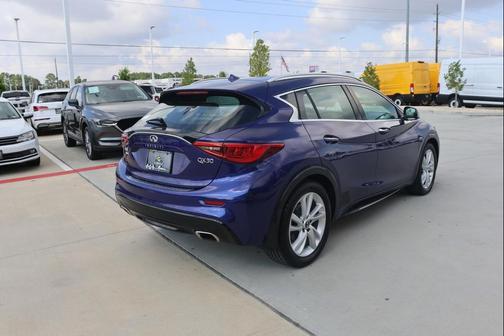 2017 INFINITI QX30 Premium