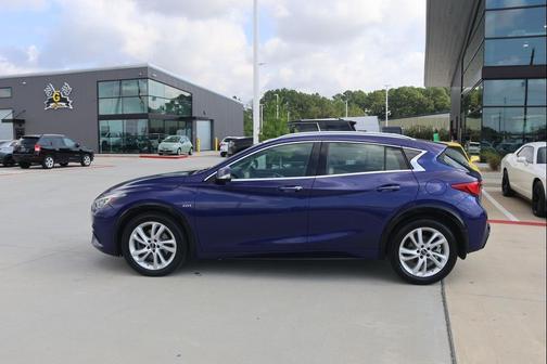 2017 INFINITI QX30 Premium