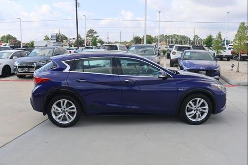 2017 INFINITI QX30 Premium