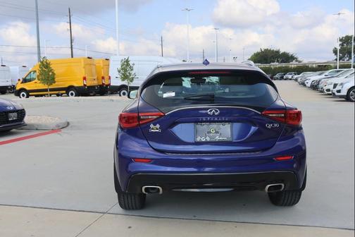 2017 INFINITI QX30 Premium