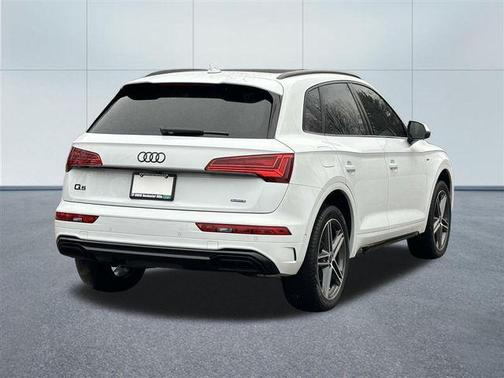 Glacier White Metallic 2024 Audi Q5 e 55 S line Prestige