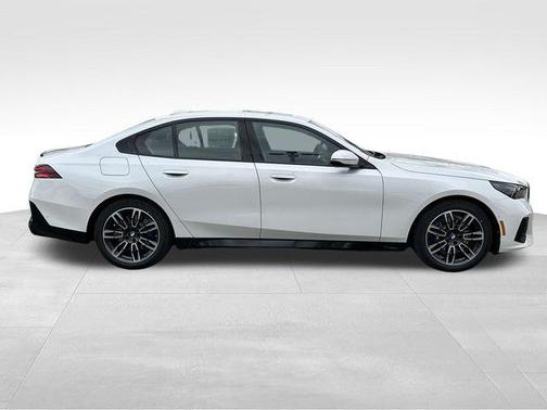 Mineral White Metallic 2027 BMW 530 i xDrive